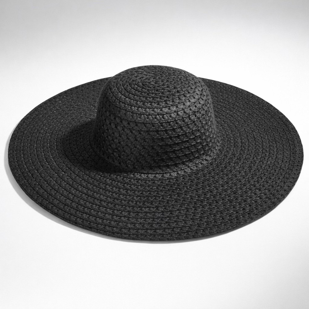 Stay sun-safe in style this summer with our Black Straw Floppy Hat.‎